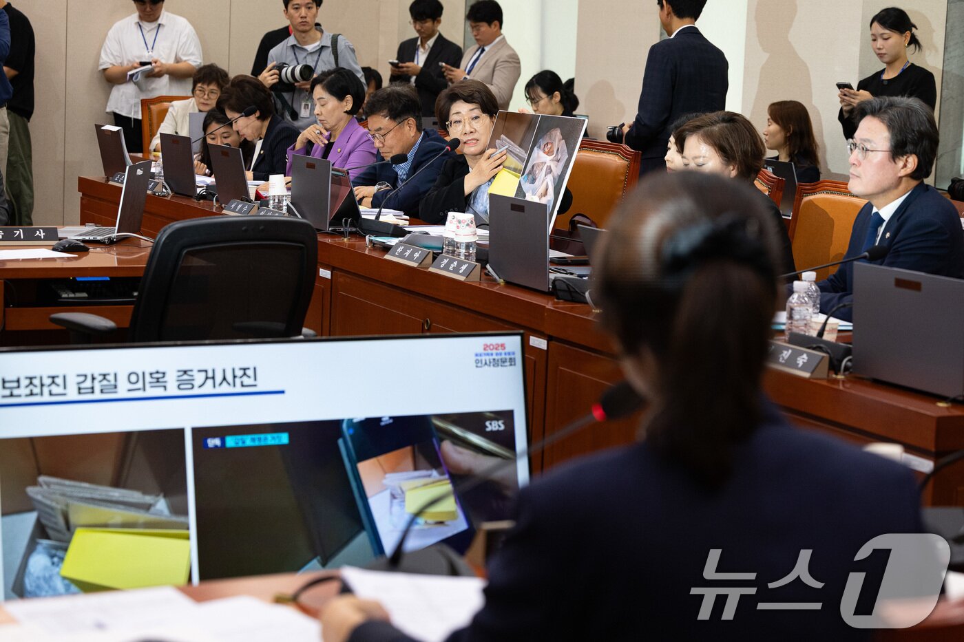 본문 이미지 - 이달희 국민의힘 의원이 14일 서울 여의도 국회에서 열린 강선우 여성가족부 장관 후보자에 대한 인사청문회에서 보좌관 갑질 의혹 관련 질의를 하고 있다. 2025.7.14/뉴스1 ⓒ News1 유승관 기자