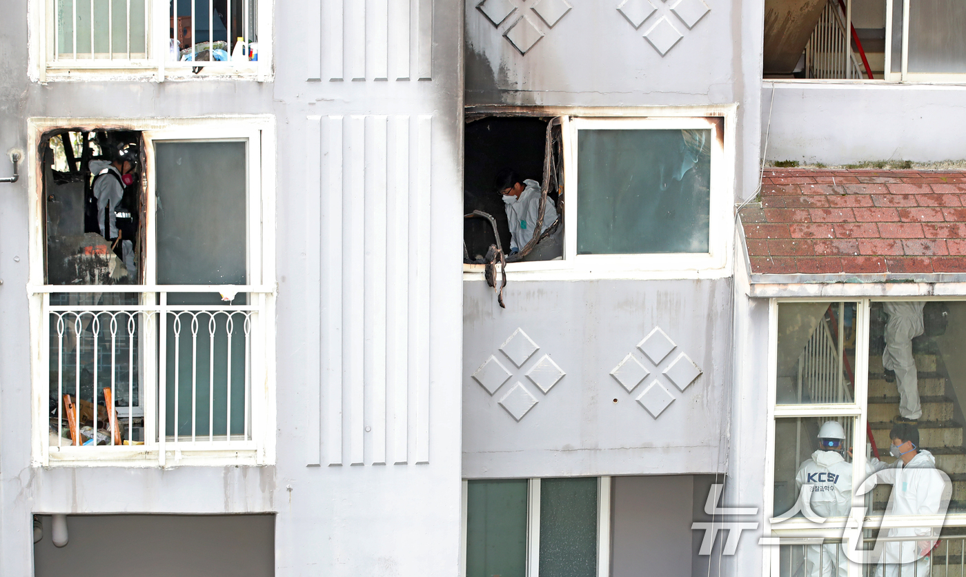 (부산=뉴스1) 윤일지 기자 = 14일 80대 노모와 50대 큰아들이 숨진 부산 북구 만덕동의 한 아파트 화재 현장에서 소방당국과 경찰, 국립과학수사연구원 등 관계 기관이 합동감식 …