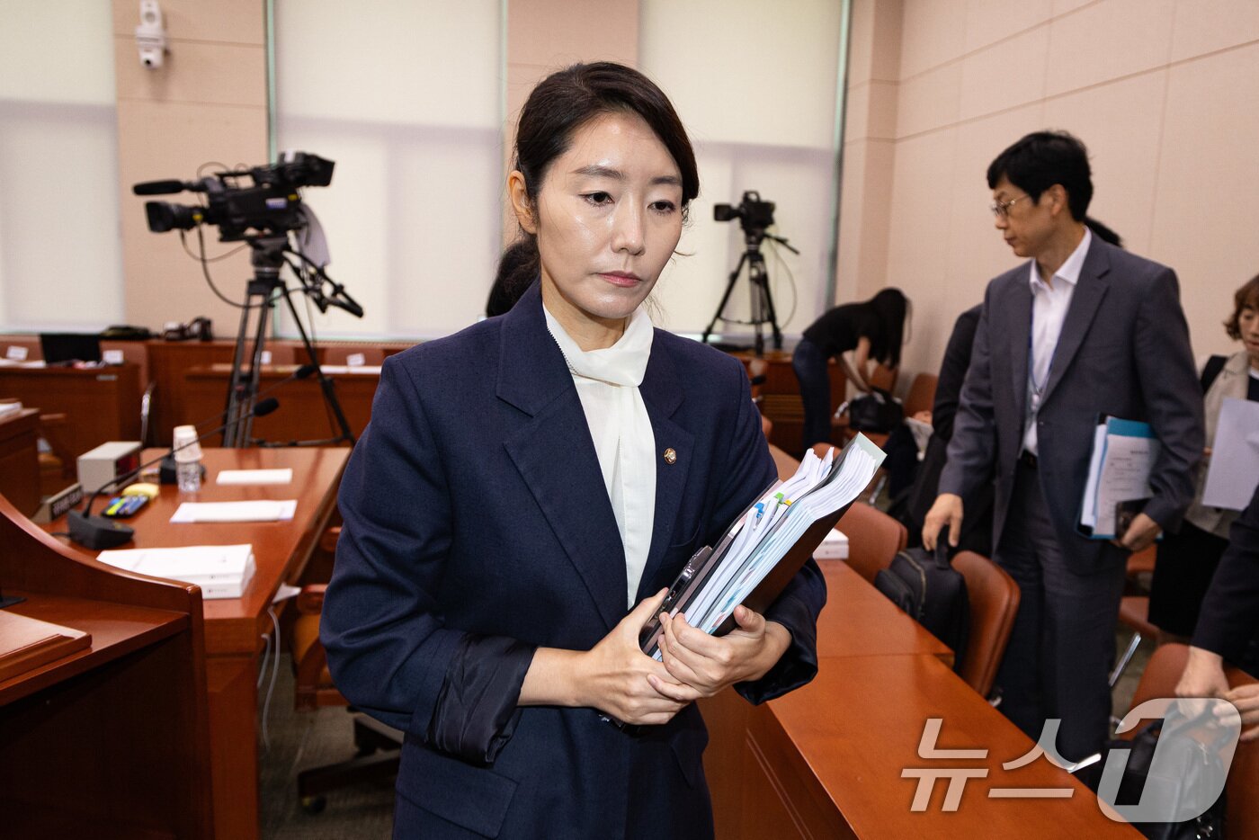 본문 이미지 - 강선우 여성가족부 장관 후보자가 14일 서울 여의도 국회에서 열린 인사청문회에 출석해 오전 질의를 마친 후 청문회장을 나서고 있다. 2025.7.14/뉴스1 ⓒ News1 유승관 기자