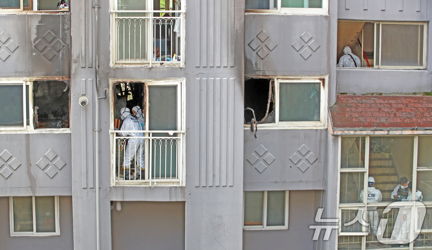 (부산=뉴스1) 윤일지 기자 = 14일 80대 노모와 50대 큰아들이 숨진 부산 북구 만덕동의 한 아파트 화재 현장에서 소방당국과 경찰, 국립과학수사연구원 등 관계 기관이 합동감식 …