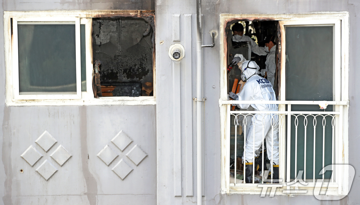 (부산=뉴스1) 윤일지 기자 = 14일 80대 노모와 50대 큰아들이 숨진 부산 북구 만덕동의 한 아파트 화재 현장에서 소방당국과 경찰, 국립과학수사연구원 등 관계 기관이 합동감식 …