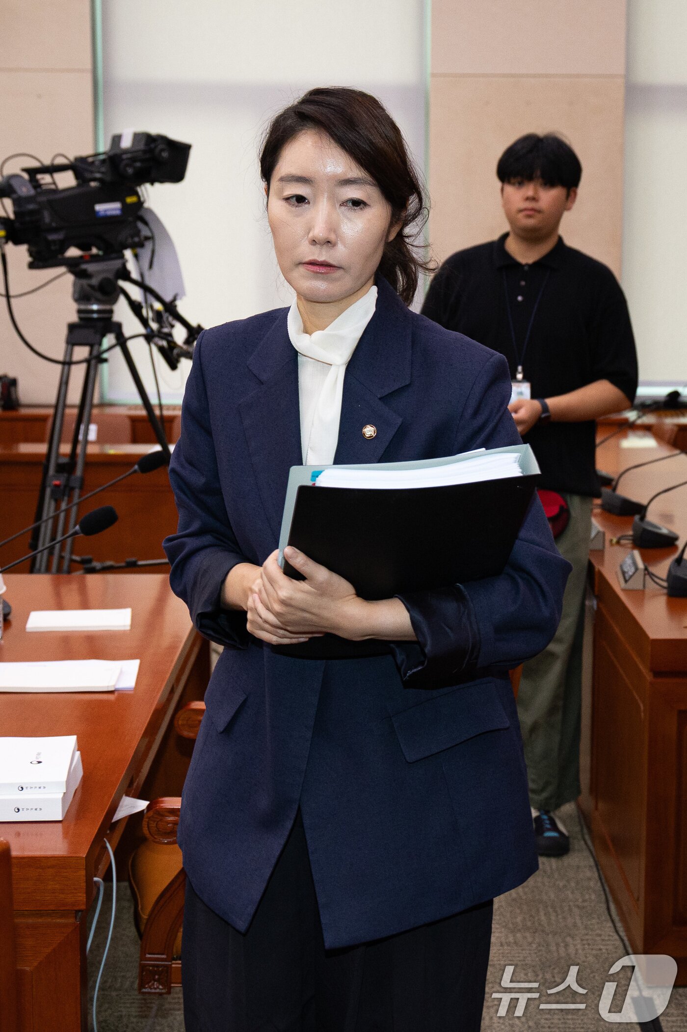 본문 이미지 - 강선우 여성가족부 장관 후보자가 14일 서울 여의도 국회에서 열린 인사청문회에 출석해 오전 질의를 마친 후 청문회장을 나서고 있다. 2025.7.14/뉴스1 ⓒ News1 유승관 기자