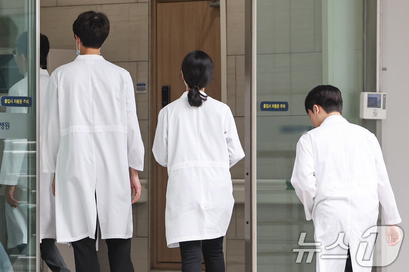 (서울=뉴스1) 민경석 기자 = 1년 반 가까이 학교를 떠났던 전국 의과대학 학생들이 전원 복귀를 선언하면서 전공의 복귀 시점에 관심이 쏠리고 있다.대한전공의협의회(대전협)는 14 …