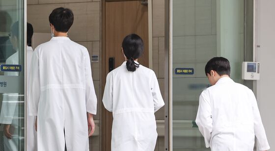 '의대생 이어 전공의 복귀 시점에 촉각'