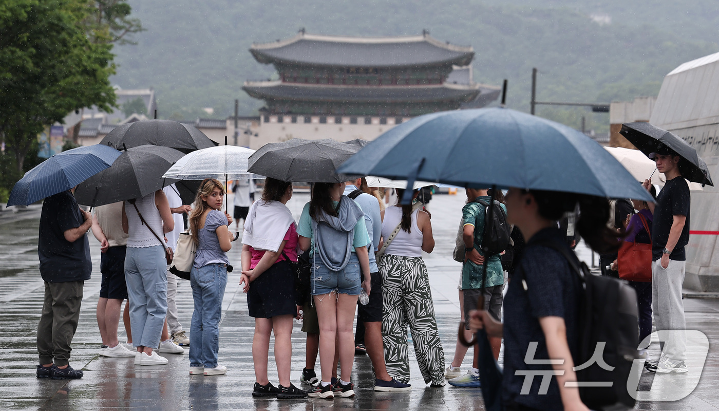 (서울=뉴스1) 김성진 기자 = 전국 대부분 지역에 비가 내린 14일 서울 종로구 광화문광장에서 시민들이 우산을 쓴 채 발걸음을 옮기고 있다. 2025.7.14/뉴스1