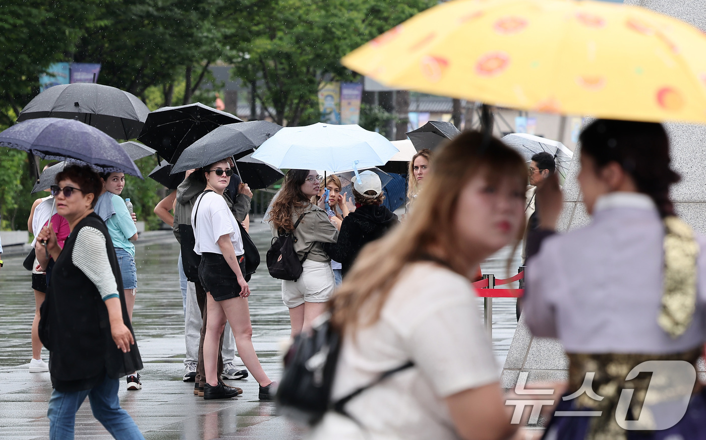 (서울=뉴스1) 김성진 기자 = 전국 대부분 지역에 비가 내린 14일 서울 종로구 광화문광장에서 외국인 관광객들이 우산을 쓴 채 발걸음을 옮기고 있다. 2025.7.14/뉴스1