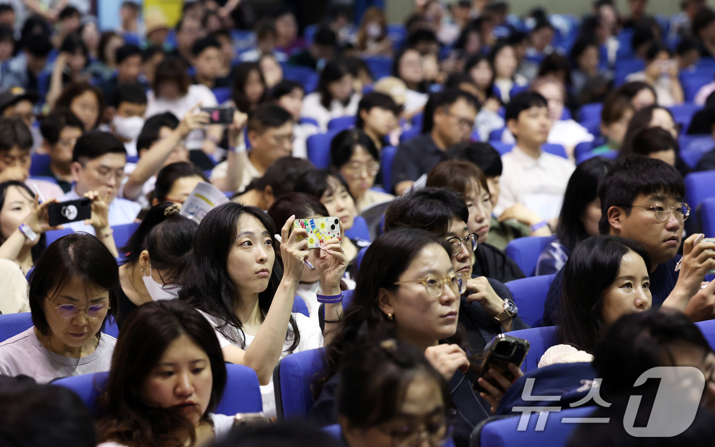 (서울=뉴스1) 오대일 기자 = 14일 서울 송파구 교통회관 대강당에서 열린 이투스북 입시전략 설명회에서 참석 교사와 강사들이 실전 입시 및 진학 상담 전략에 대한 강의를 경청하고 …