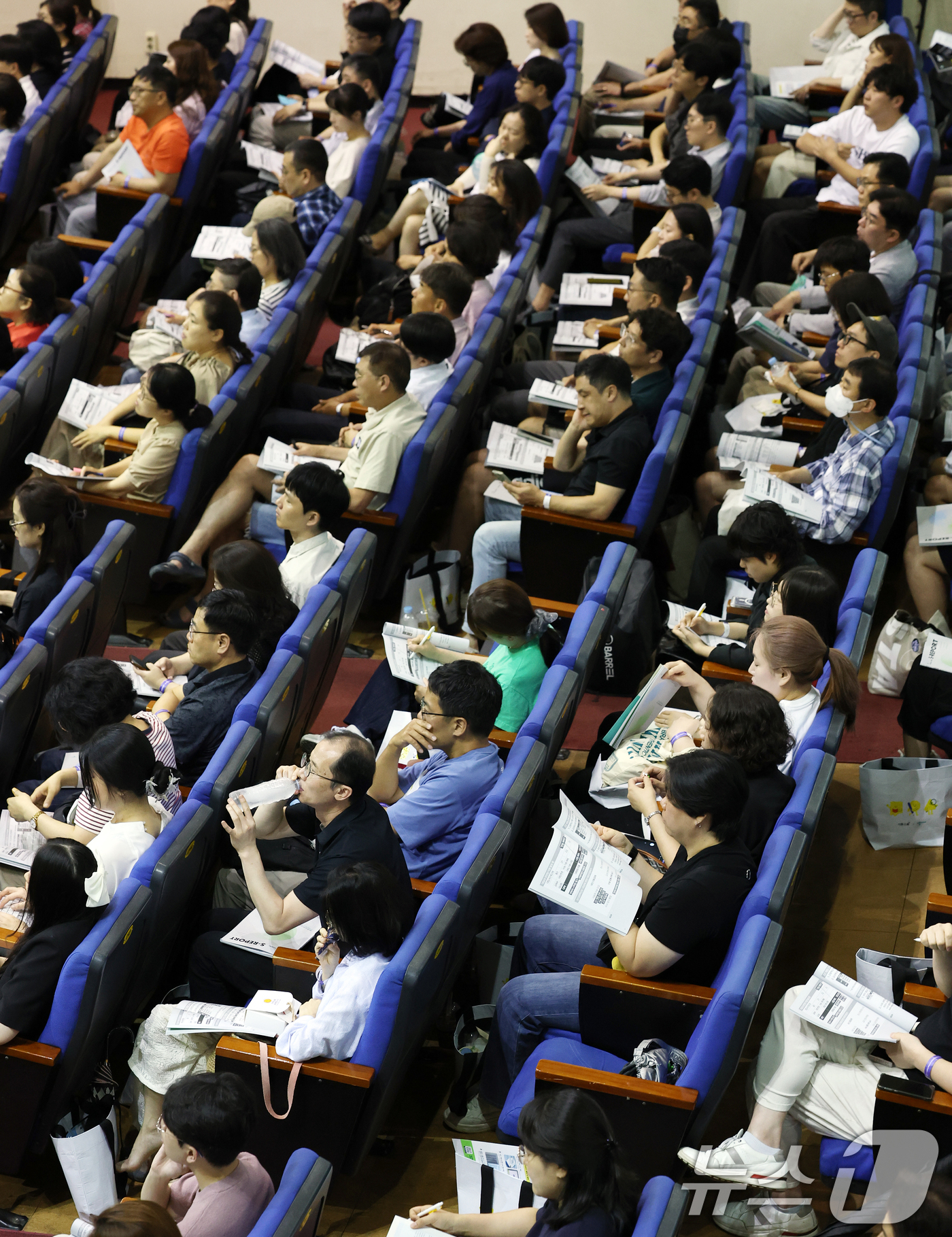 (서울=뉴스1) 오대일 기자 = 14일 서울 송파구 교통회관 대강당에서 열린 이투스북 입시전략 설명회에서 참석 교사와 강사들이 실전 입시 및 진학 상담 전략에 대한 강의를 경청하고 …