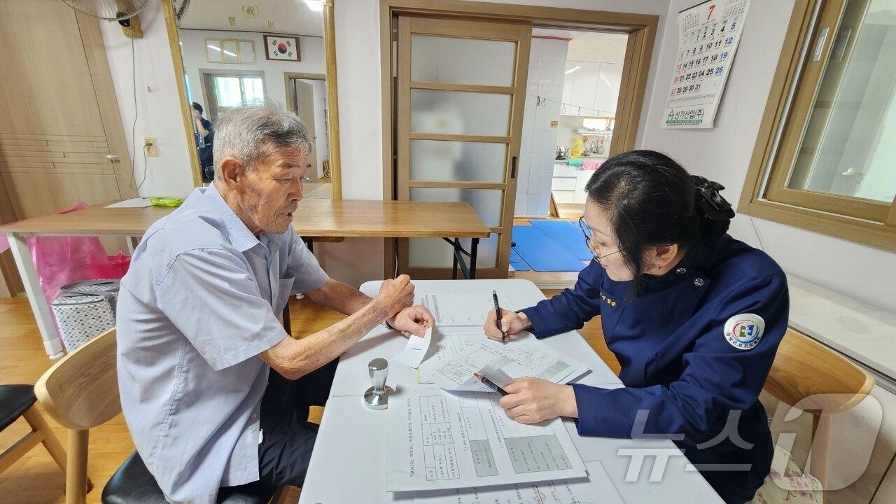 본문 이미지 - 충남 청양군 보건의료원이 폭염 경보가 발효 중이던 7월 12일 정산면 백곡 1리 마을회관에서 주민을 대상으로 ‘찾아가는 의료원’ 마을 순회 진료를 실시했다. (청양군 제공. 재판매 및 DB금지)/뉴스1 