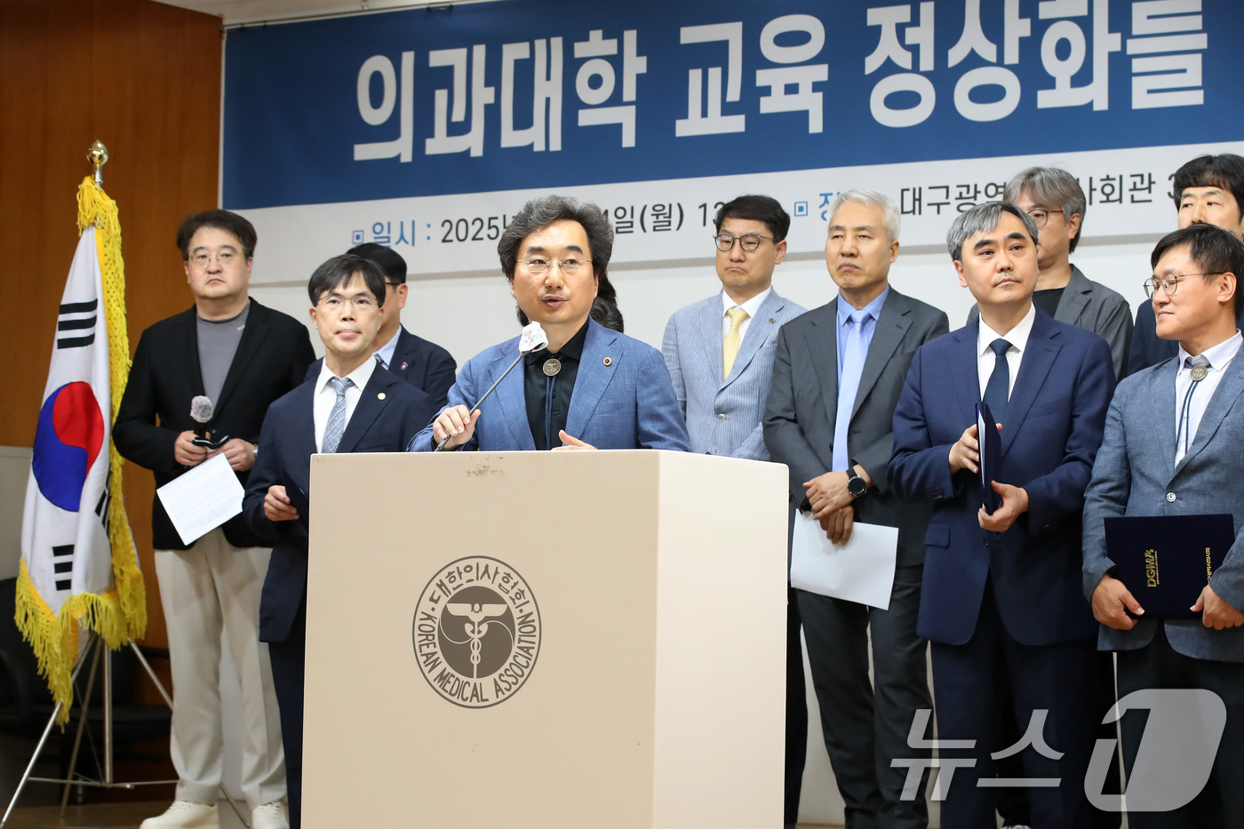 (대구=뉴스1) 공정식 기자 = 14일 오후 대구 북구 대구광역시의사회관에서 민복기 대구시의사회장이 의과대학 교육 정상화를 위한 공동 성명을 발표한 뒤 취재진 질문에 답하고 있다. …