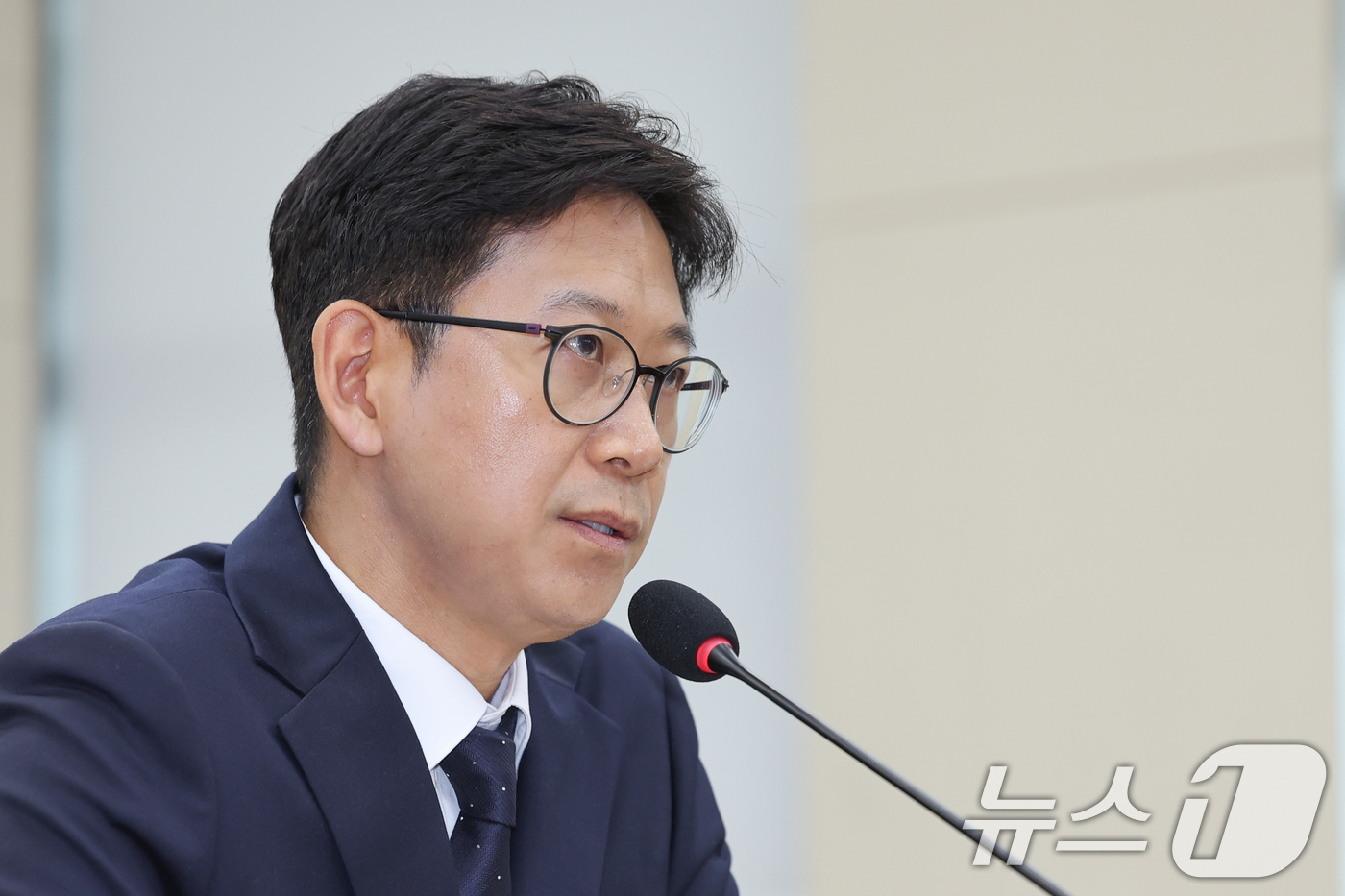 (서울=뉴스1) 안은나 기자 = 배경훈 과학기술정보통신부 장관 후보자가 14일 오후 서울 여의도 국회 과학기술정보방송통신위원회에서 열린 인사청문회에서 의원 질의에 답하고 있다. 2 …