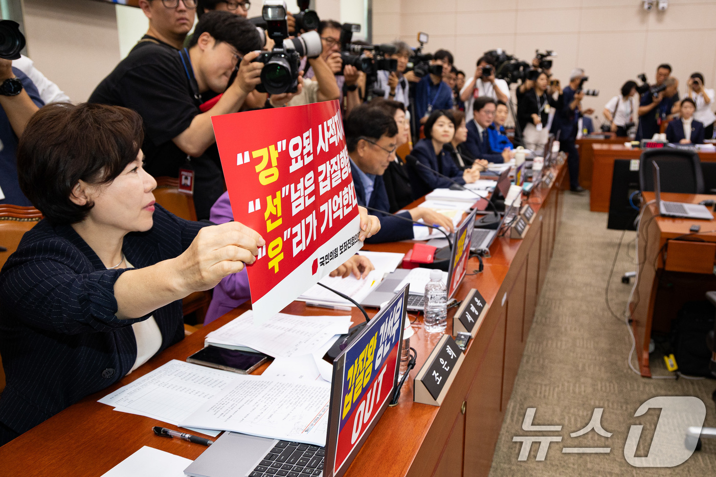 (서울=뉴스1) 유승관 기자 = 조은희 국회 여성가족위원회 국민의힘 간사를 비롯한 야당 위원들이 14일 서울 여의도 국회에서 열린 강선우 여성가족부 장관 후보자에 대한 인사청문회에 …