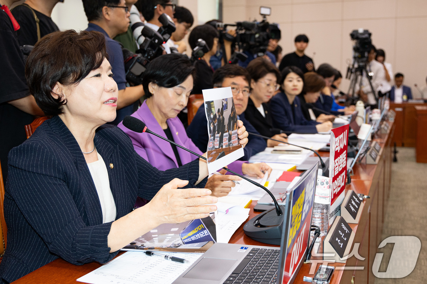 (서울=뉴스1) 유승관 기자 = 조은희 국회 여성가족위원회 국민의힘 간사가 14일 서울 여의도 국회에서 열린 강선우 여성가족부 장관 후보자에 대한 인사청문회에서 강 후보자를 규탄하 …