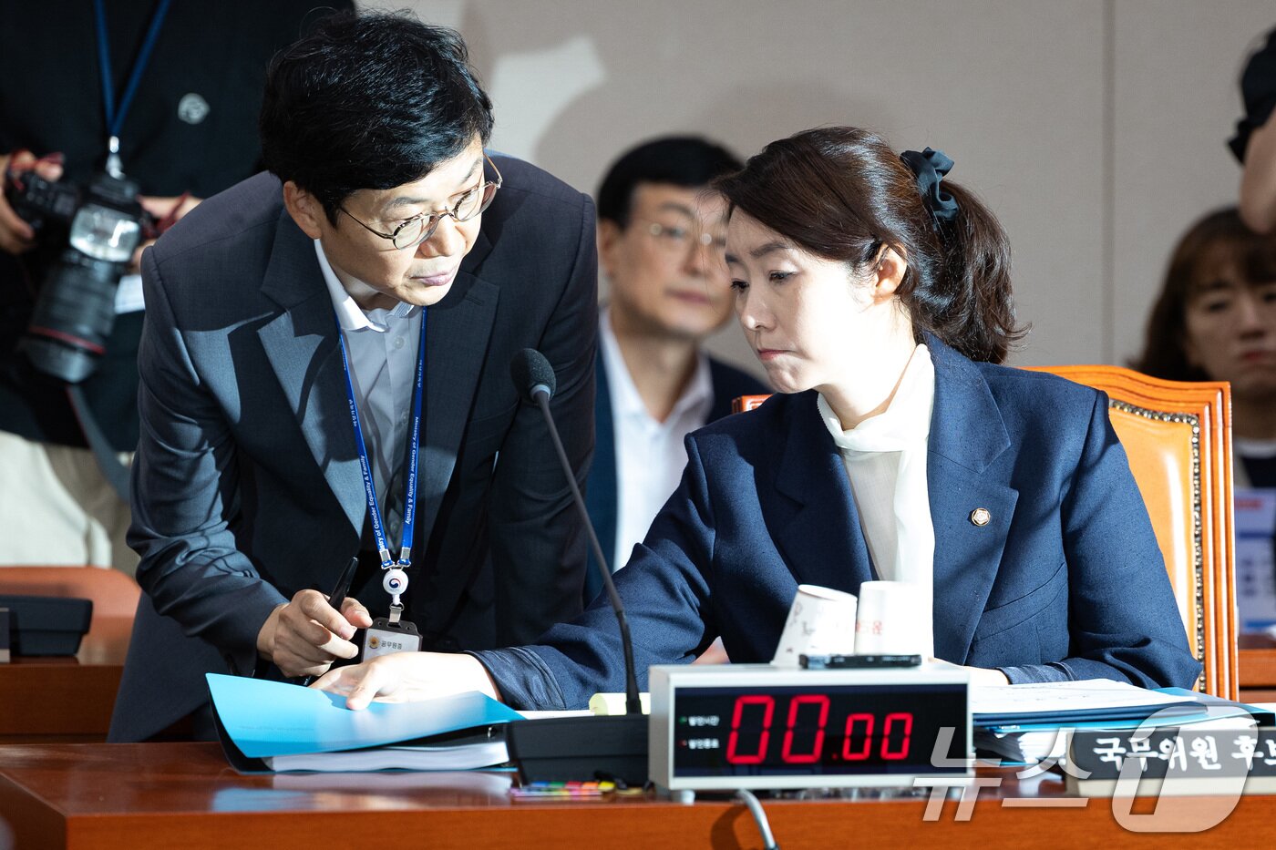 본문 이미지 - 강선우 여성가족부 장관 후보자가 14일 서울 여의도 국회에서 열린 인사청문회에 출석해 관계자와 대화하고 있다. 2025.7.14/뉴스1 ⓒ News1 유승관 기자