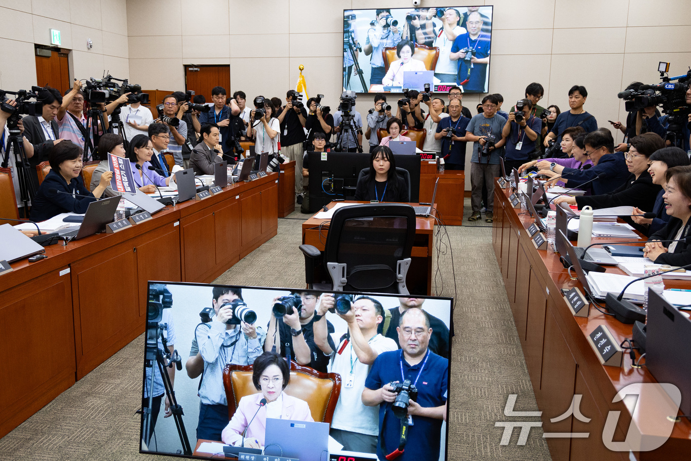 (서울=뉴스1) 유승관 기자 = 국회 여성가족위원회 여야 위원들이 14일 서울 여의도 국회에서 열린 강선우 여성가족부 장관 후보자에 대한 인사청문회에서 강 후보자를 규탄하는 손팻말 …