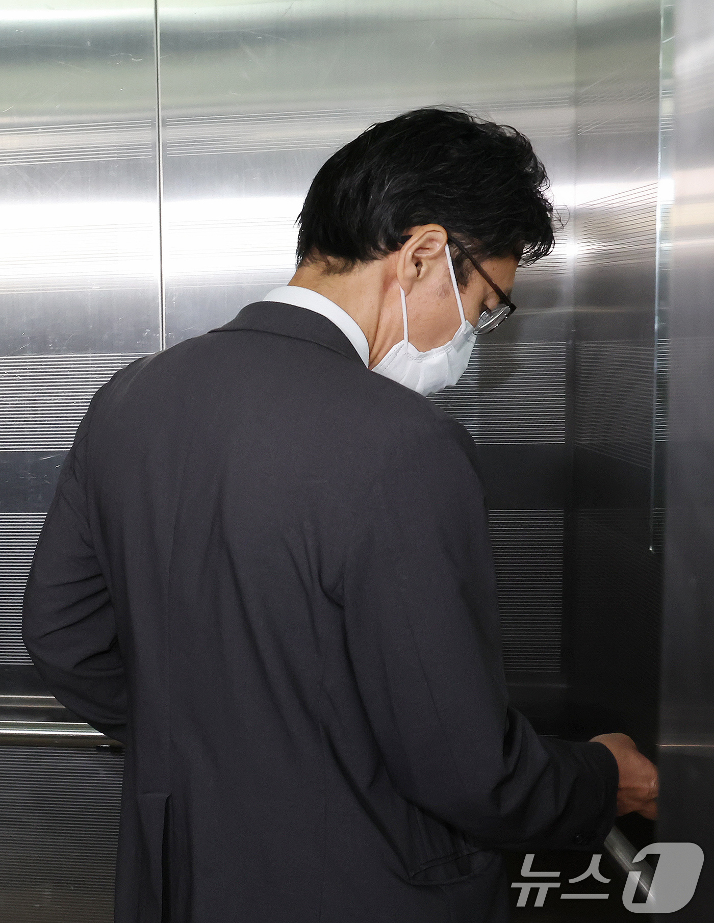 (서울=뉴스1) 장수영 기자 = 이충면 전 대통령실 국가안보실 외교비서관이 14일 오후 서울 서초구에 마련된 순직해병 특검 사무실에서 참고인 조사를 받기 위해 엘리베이터에 탑승하고 …