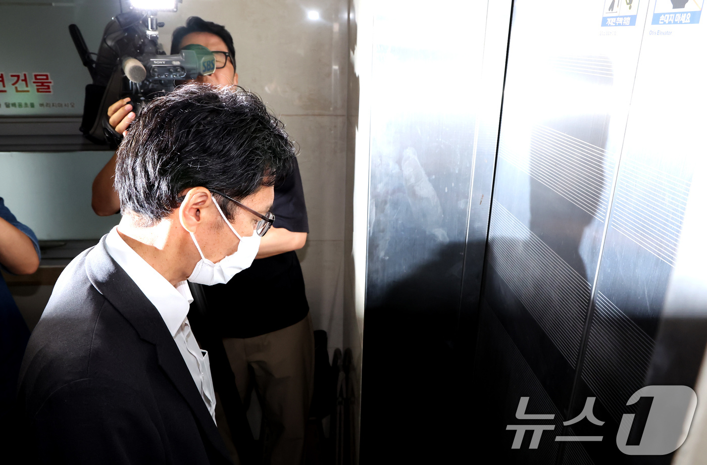 (서울=뉴스1) 장수영 기자 = 이충면 전 대통령실 국가안보실 외교비서관이 14일 오후 서울 서초구에 마련된 순직해병 특검 사무실에서 참고인 조사를 받기 위해 엘리베이터에 탑승하고 …