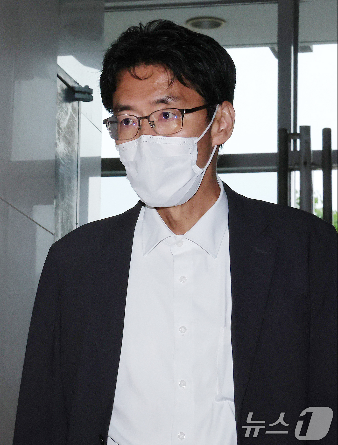 (서울=뉴스1) 장수영 기자 = 이충면 전 대통령실 국가안보실 외교비서관이 14일 오후 서울 서초구에 마련된 순직해병 특검 사무실에서 참고인 조사를 받기 위해 특검 사무실로 향하고 …