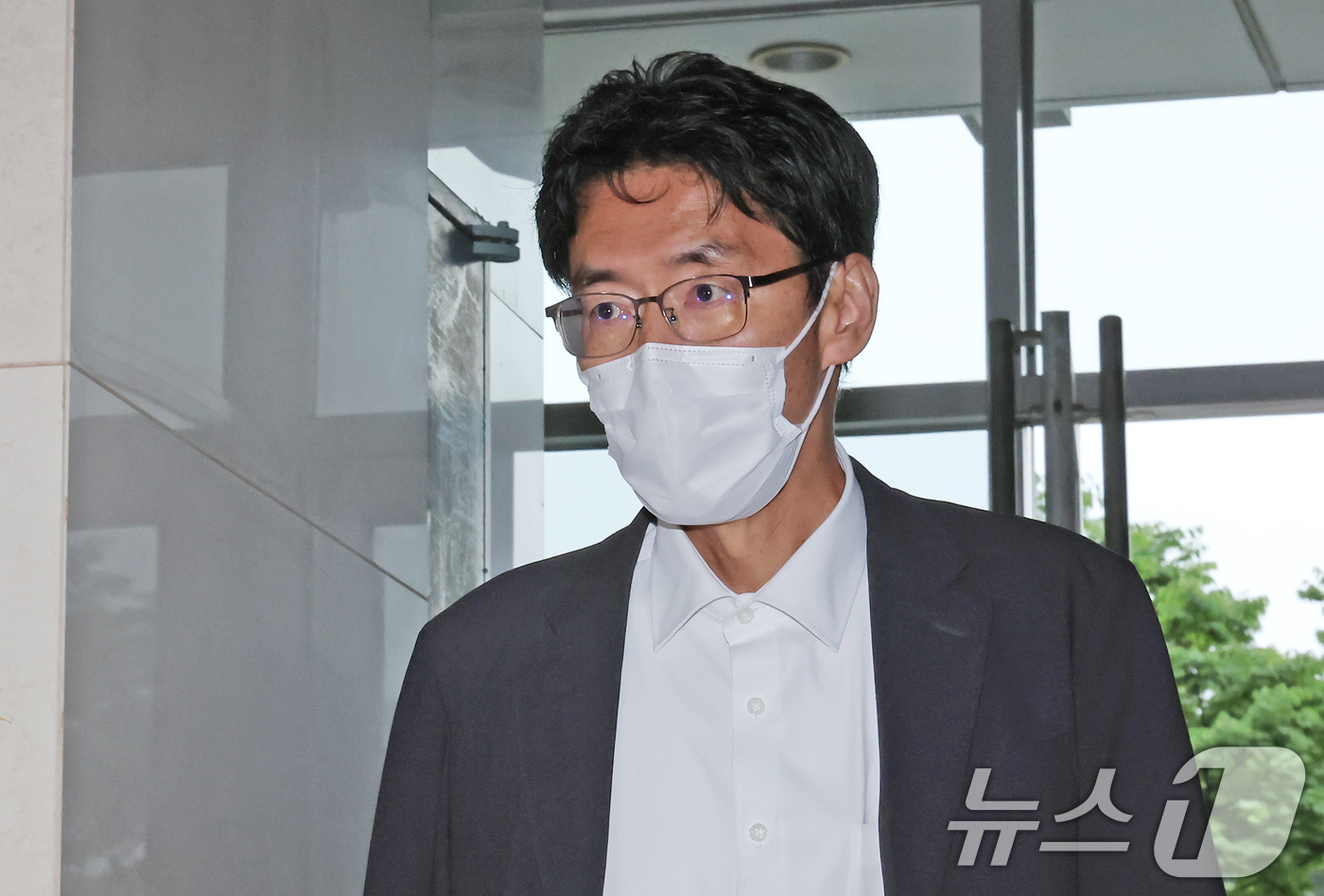 (서울=뉴스1) 장수영 기자 = 이충면 전 대통령실 국가안보실 외교비서관이 14일 오후 서울 서초구에 마련된 순직해병 특검 사무실에서 참고인 조사를 받기 위해 특검 사무실로 향하고 …