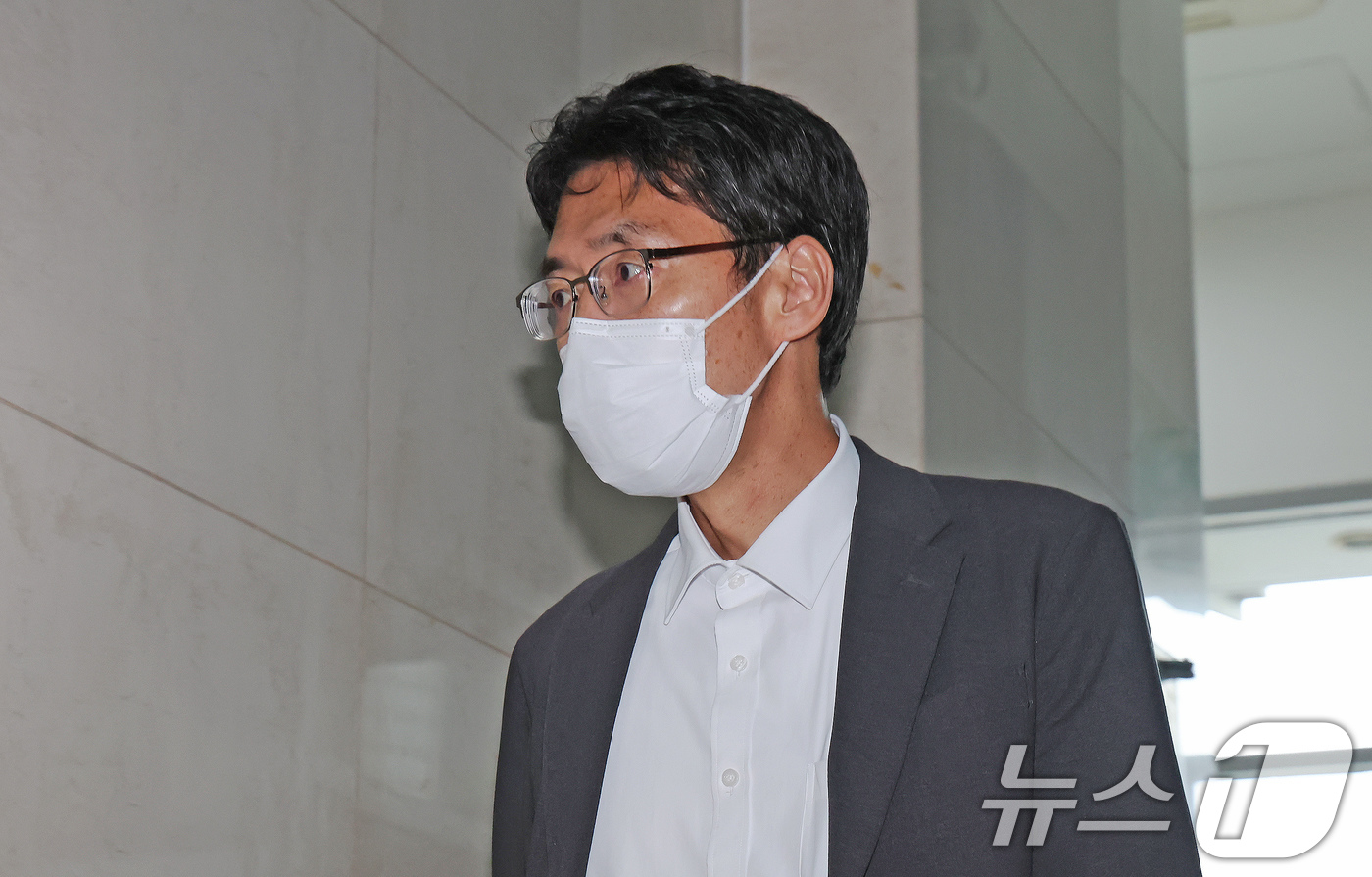 (서울=뉴스1) 장수영 기자 = 이충면 전 대통령실 국가안보실 외교비서관이 14일 오후 서울 서초구에 마련된 순직해병 특검 사무실에서 참고인 조사를 받기 위해 특검 사무실로 향하고 …