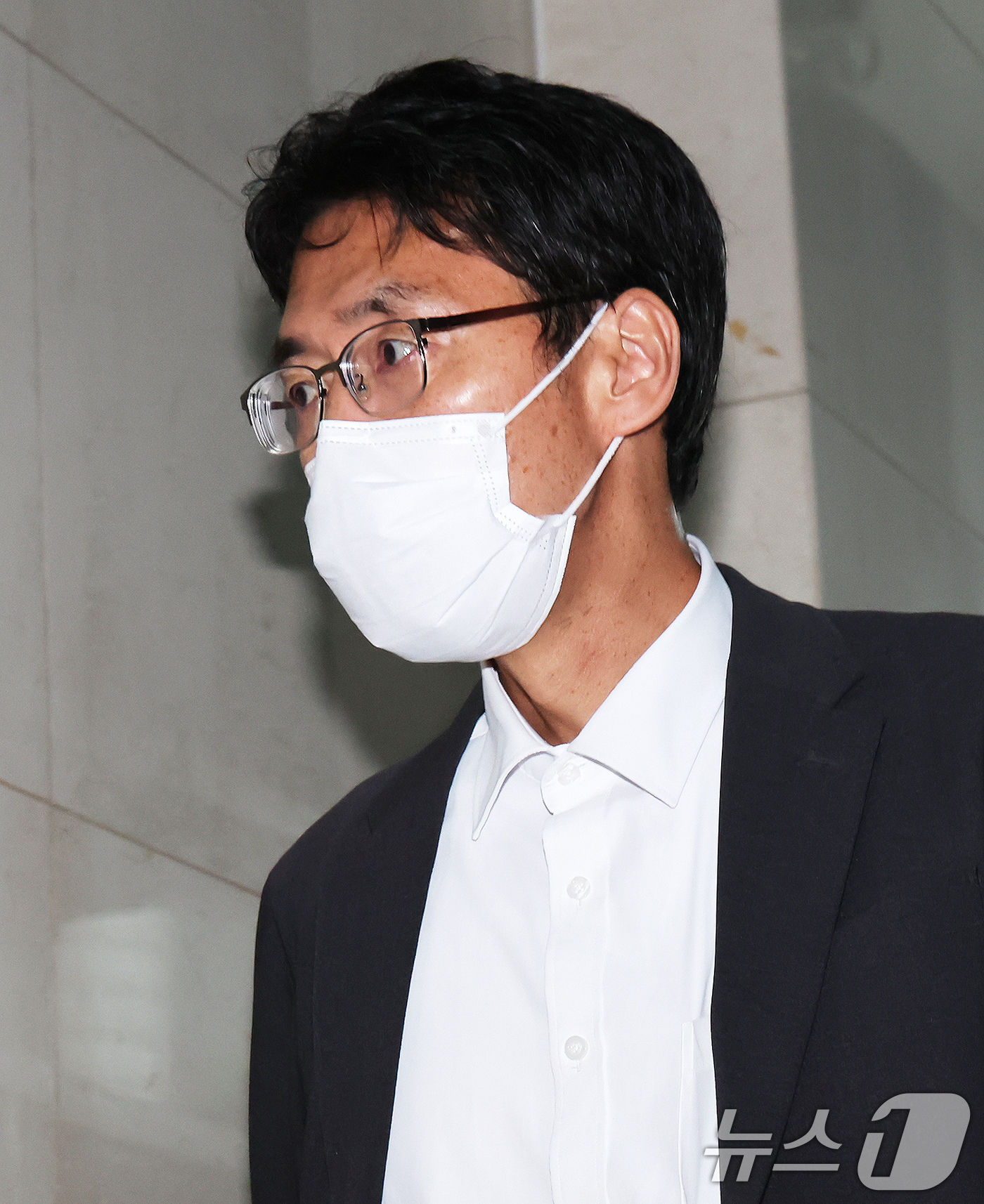 (서울=뉴스1) 장수영 기자 = 이충면 전 대통령실 국가안보실 외교비서관이 14일 오후 서울 서초구에 마련된 순직해병 특검 사무실에서 참고인 조사를 받기 위해 특검 사무실로 향하고 …