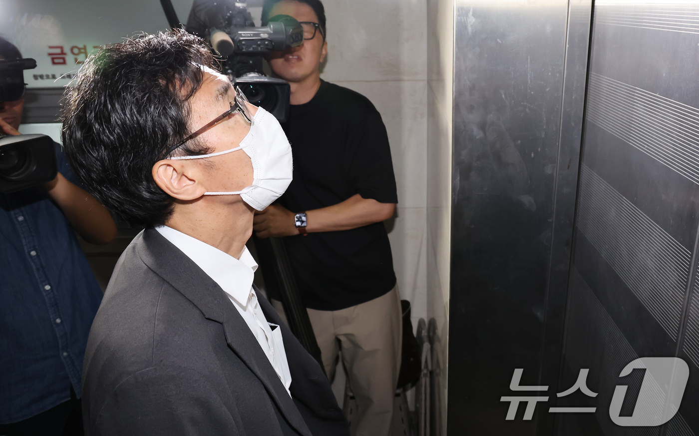 (서울=뉴스1) 장수영 기자 = 이충면 전 대통령실 국가안보실 외교비서관이 14일 오후 서울 서초구에 마련된 순직해병 특검 사무실에서 참고인 조사를 받기 위해 엘리베이터에 탑승하고 …