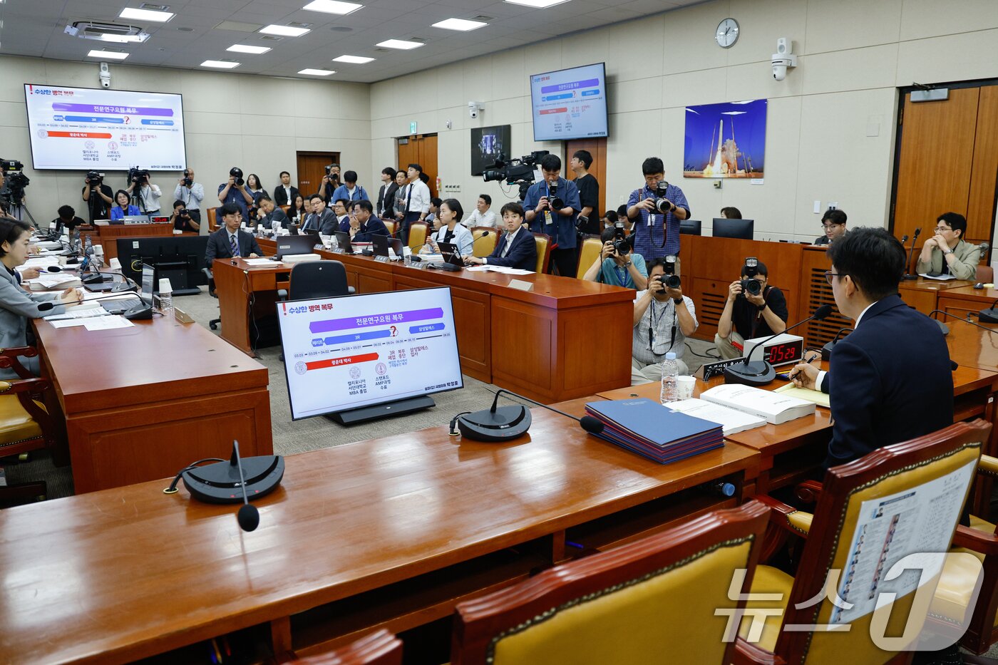본문 이미지 - 배경훈 과학기술정보통신부 장관 후보자가 14일 오후 서울 여의도 국회 과학기술정보방송통신위원회에서 열린 인사청문회에서 박정훈 국민의힘 의원 질의를 듣고 있다. 2025.7.14/뉴스1 ⓒ News1 안은나 기자