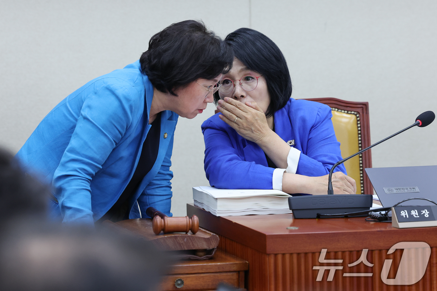 (서울=뉴스1) 안은나 기자 = 14일 오후 서울 여의도 국회 과학기술정보방송통신위원회에서 열린 배경훈 과학기술정보통신부 장관 후보자 인사청문회에서 최민희 위원장(오른쪽)과 김현 …