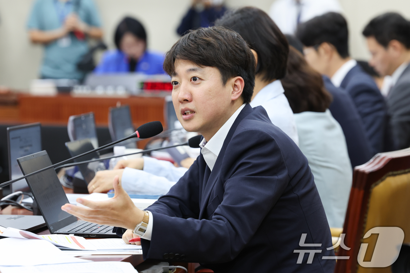 (서울=뉴스1) 안은나 기자 = 이준석 개혁신당 의원이 14일 오후 서울 여의도 국회 과학기술정보방송통신위원회에서 열린 배경훈 과학기술정보통신부 장관 후보자 인사청문회에서 질의하고 …