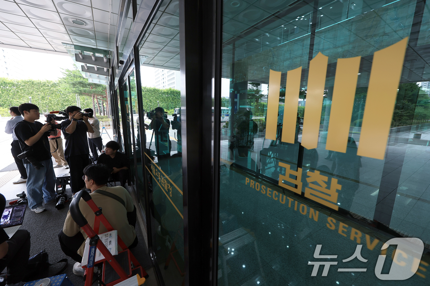 (서울=뉴스1) 박정호 기자 = 윤석열 전 대통령이 재구속 후 내란특검팀(조은석 특별검사)의 두 번째 소환조사에도 불응한 14일 오후 내란특검이 위치한 서울 서초동 서울고등검찰청 …