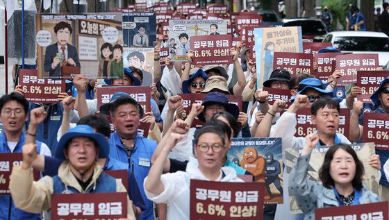 빗속 거리 나선 공무원들…"내년 임금 6.6% 인상해야"