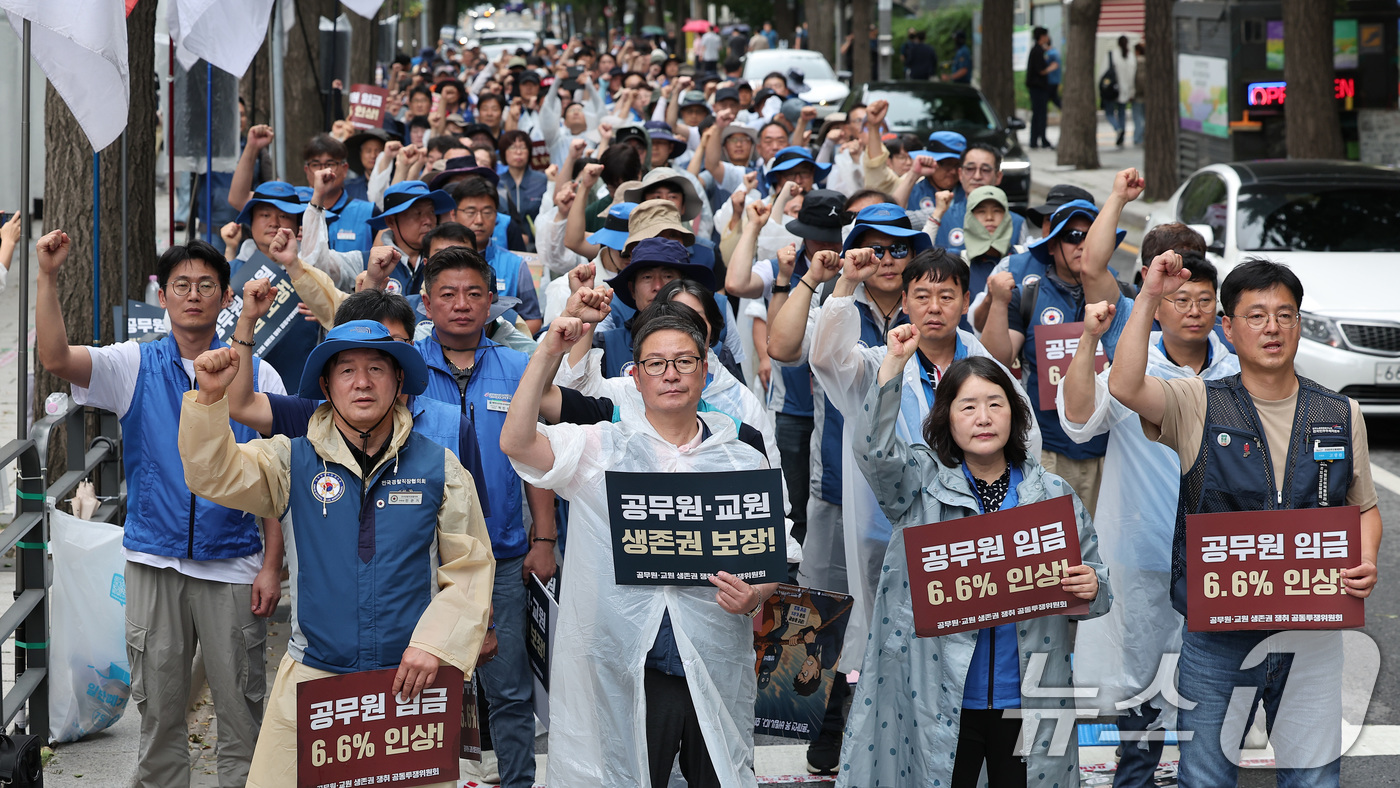 (서울=뉴스1) 김성진 기자 = 대한민국공무원노동조합총연맹 관계자들이 14일 서울 종로구 정부서울청사 앞에서 열린 공무원 임금인상 쟁취 2차 간부결의대회에서 구호를 외치고 있다. …
