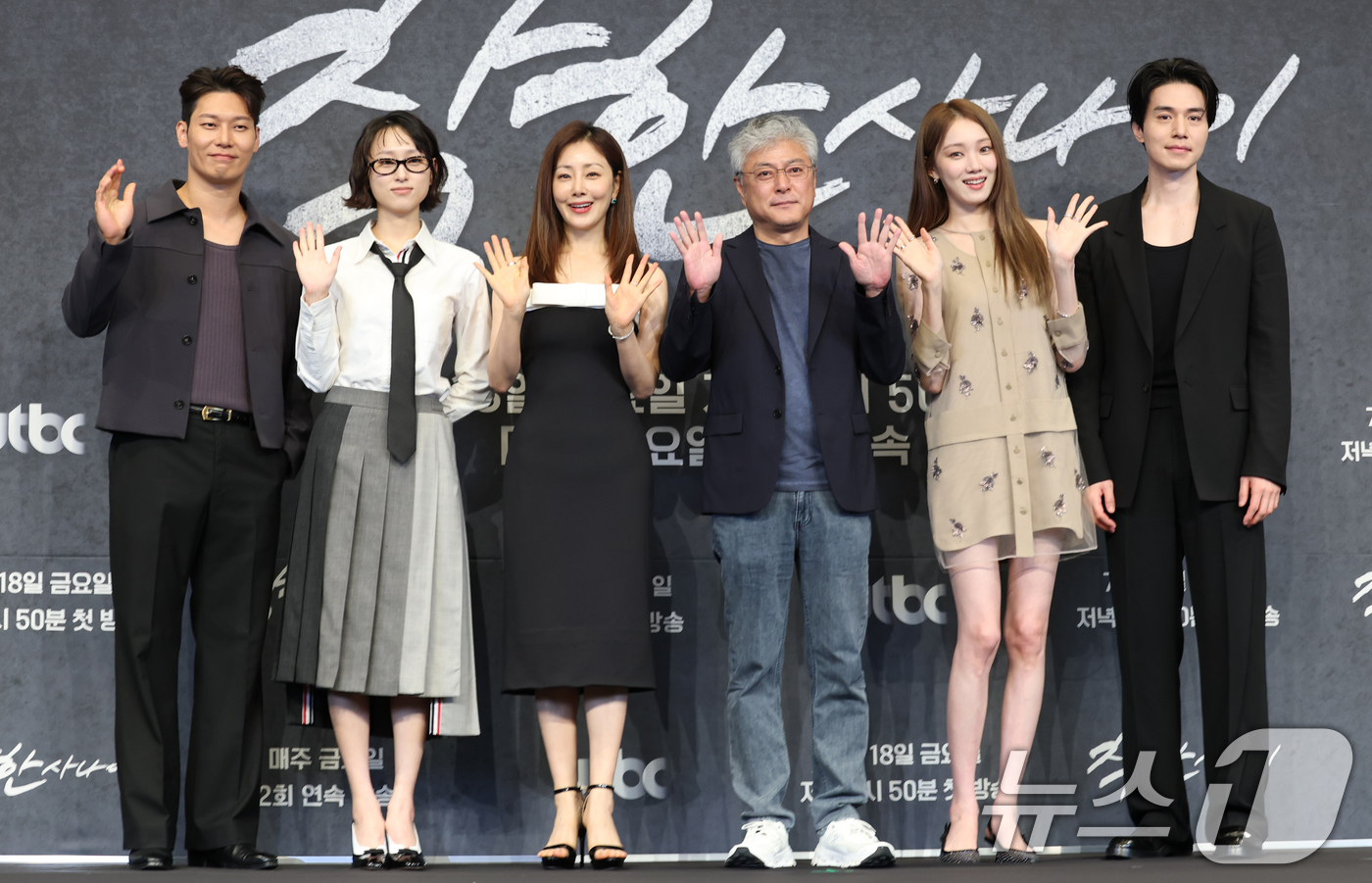 (서울=뉴스1) 권현진 기자 = 배우 박훈(왼쪽부터)과 류혜영, 오나라, 송해성 감독, 이성경, 이동욱이 14일 오후 서울 구로구 더링크서울 호텔에서 열린 JTBC 드라마 ‘착한 …