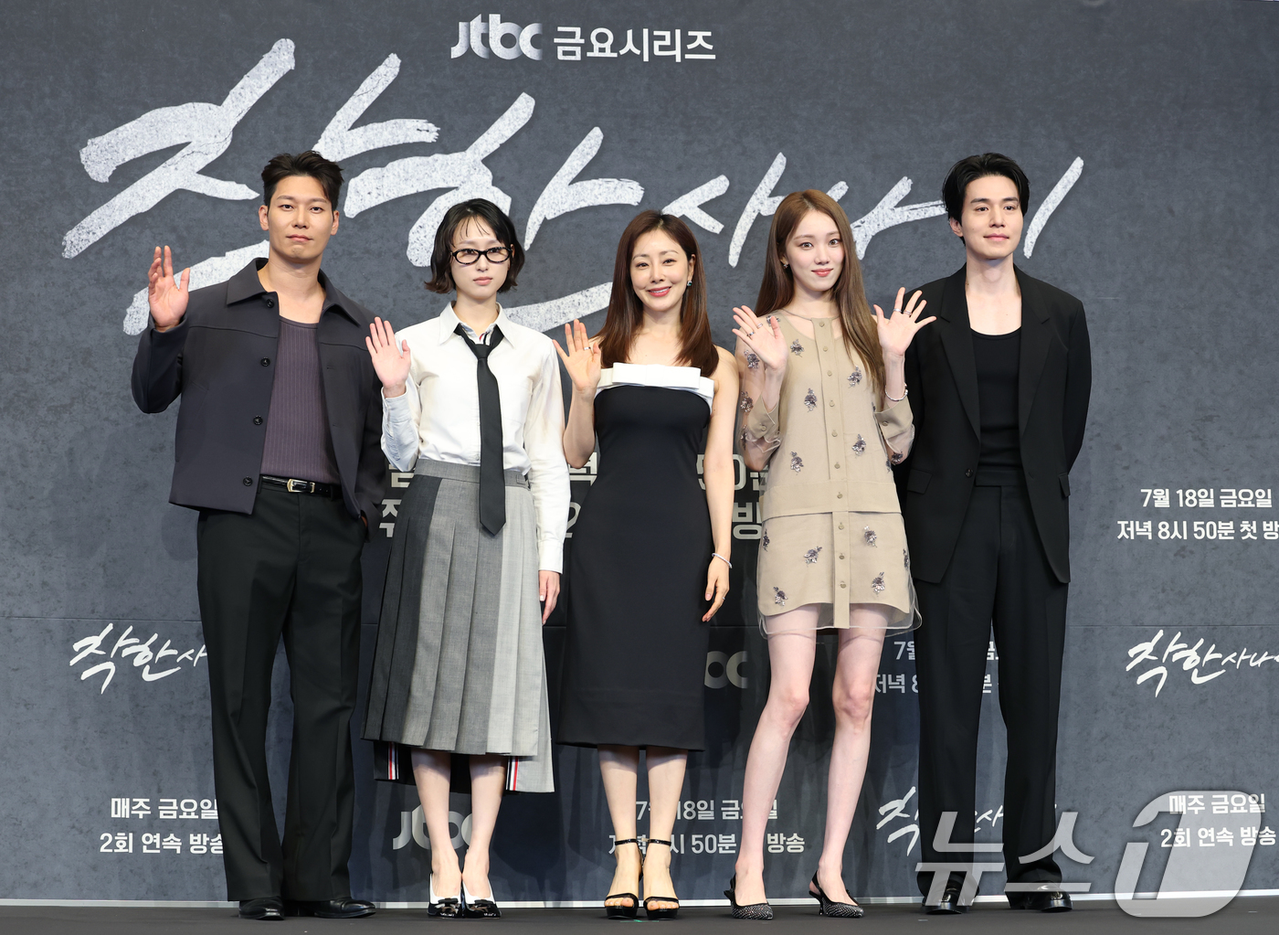 (서울=뉴스1) 권현진 기자 = 배우 박훈(왼쪽부터)과 류혜영, 오나라, 이성경, 이동욱이 14일 오후 서울 구로구 더링크서울 호텔에서 열린 JTBC 드라마 ‘착한 사나이’ 제작발 …