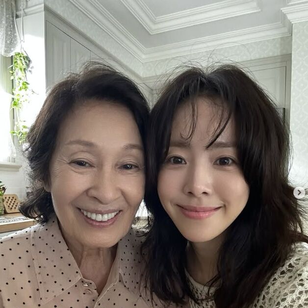 한지민, 대선배 김혜자 커피차 선물에 황홀 "와 선생님 감사합니다"
