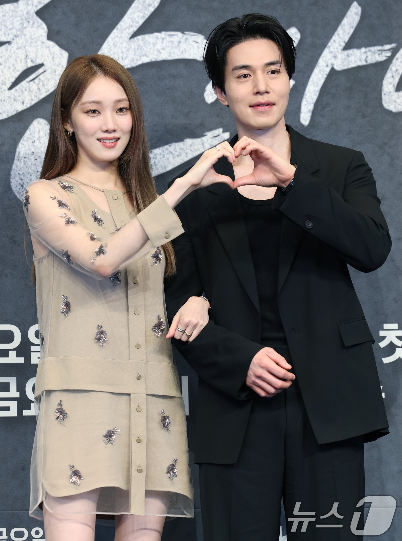 본문 이미지 - 배우 이동욱(오른쪽)과 이성경이 14일 오후 서울 구로구 더링크서울 호텔에서 열린 JTBC 드라마 ‘착한 사나이’ 제작발표회에 참석해 포즈를 취하고 있다. ‘착한 사나이’는 건달 3대 집안 장손 ’석철’(이동욱 분)이 가족과 직장, 사랑을 지키기 위해 겪는 파란만장 사건들을 웃음과 눈물로 그려낸 드라마다. 2025.7.14/뉴스1 ⓒ News1 권현진 기자