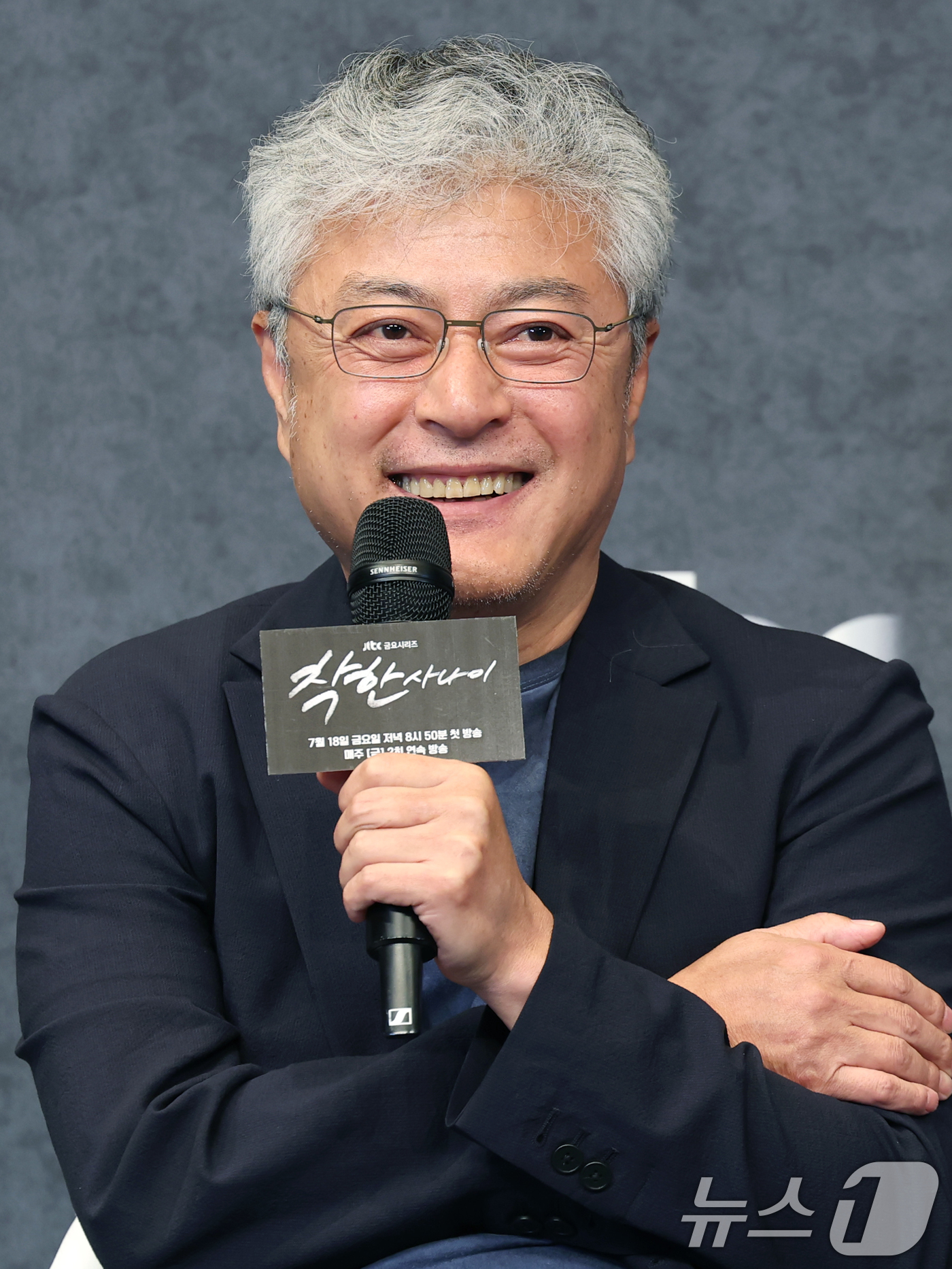 (서울=뉴스1) 권현진 기자 = 송해성 감독이 14일 오후 서울 구로구 더링크서울 호텔에서 열린 JTBC 드라마 ‘착한 사나이’ 제작발표회에 참석해 인사말을 하고 있다.‘착한 사나 …