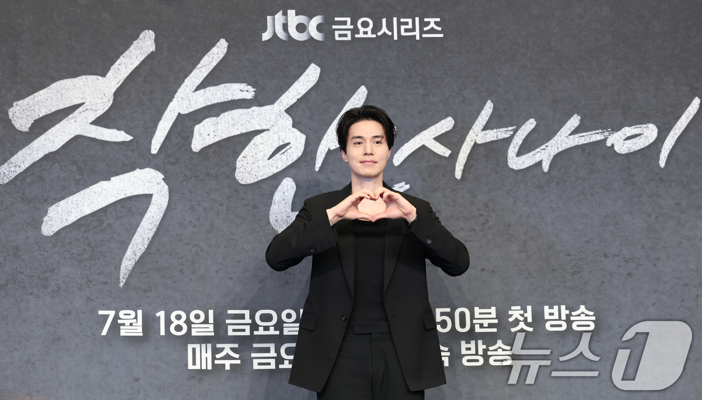 (서울=뉴스1) 권현진 기자 = 배우 이동욱이 14일 오후 서울 구로구 더링크서울 호텔에서 열린 JTBC 드라마 ‘착한 사나이’ 제작발표회에 참석해 포즈를 취하고 있다.‘착한 사나 …