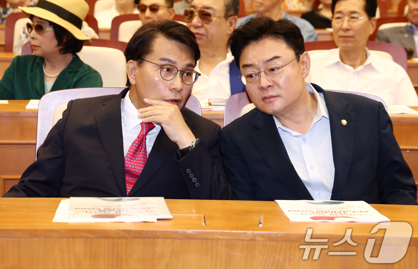 (서울=뉴스1) 김민지 기자 = 윤상현 국민의힘 의원이 14일 서울 여의도 국회박물관에서 긴급토론회 '무엇을 할 것인가? 자유공화 리셋코리아를 위하여'에서 김성원 의원과 대화하고 …