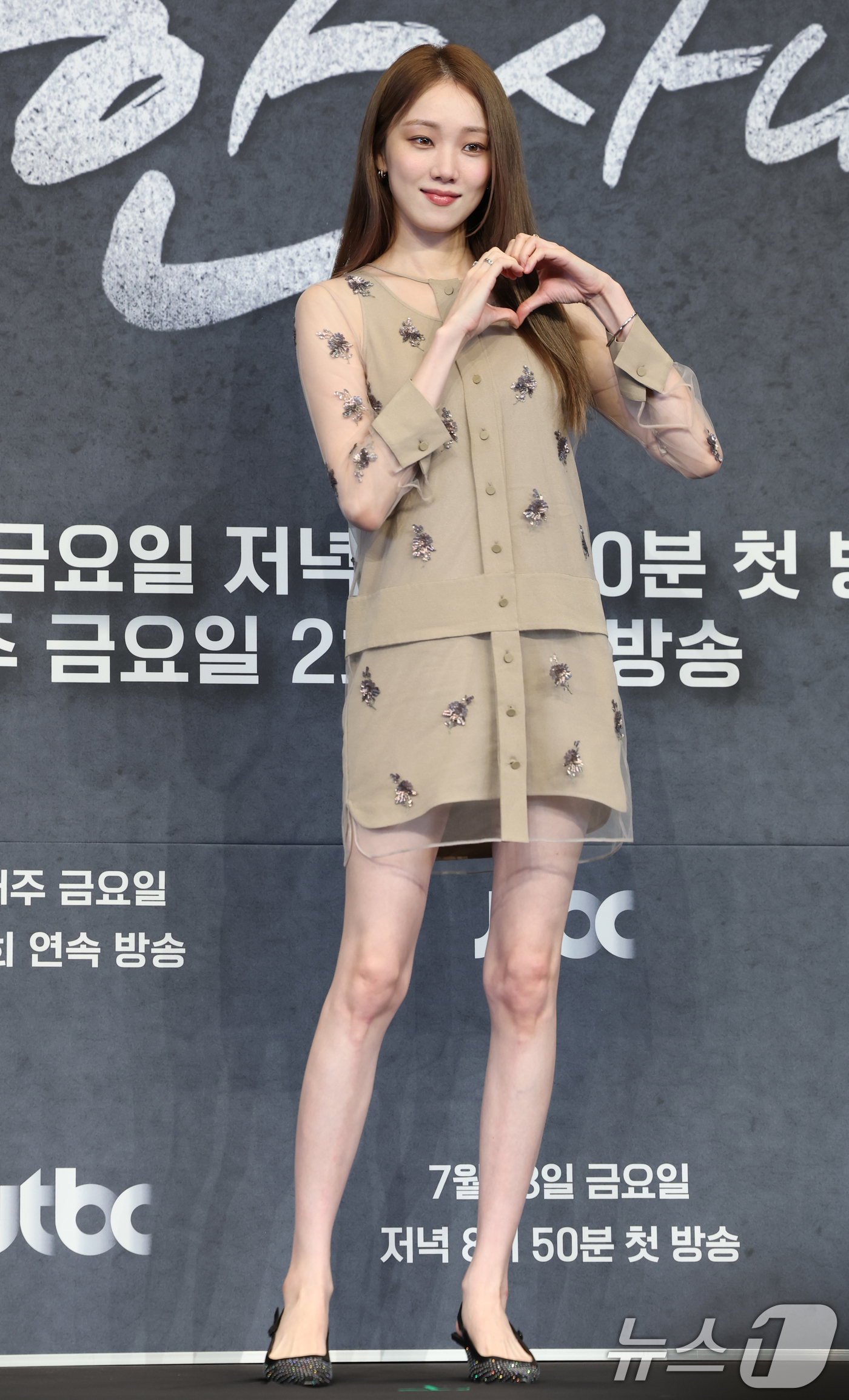 (서울=뉴스1) 권현진 기자 = 배우 이성경이 14일 오후 서울 구로구 더링크서울 호텔에서 열린 JTBC 드라마 ‘착한 사나이’ 제작발표회에 참석해 포즈를 취하고 있다.‘착한 사나 …