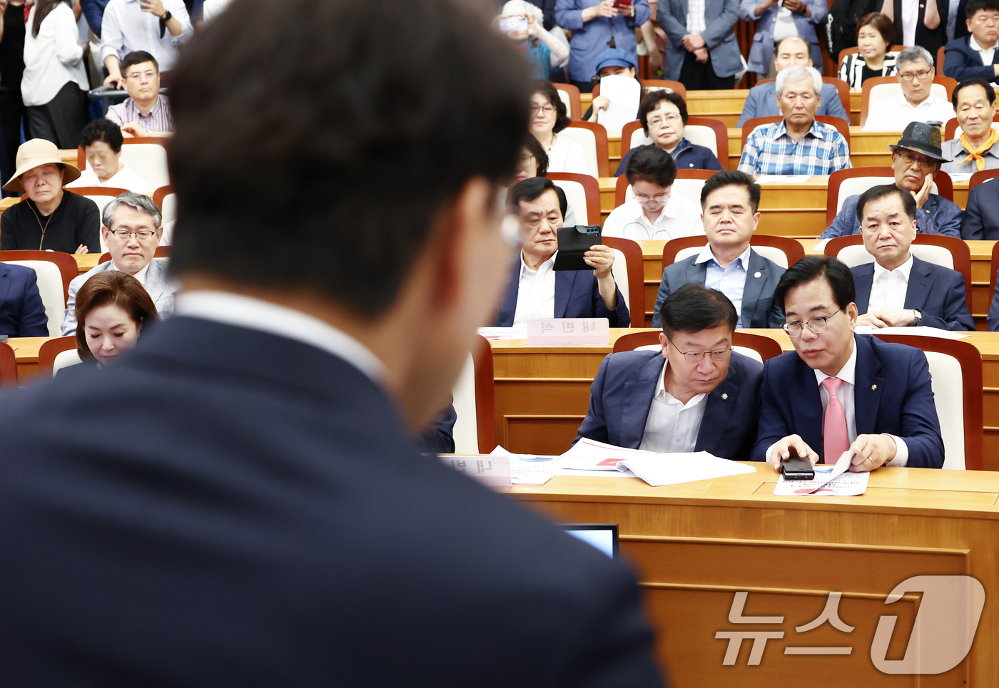 (서울=뉴스1) 김민지 기자 = 송언석 국민의힘 비상대책위원장 겸 원내대표가  14일 서울 여의도 국회박물관에서 윤상현 의원 주최로 열린 긴급토론회 '무엇을 할 것인가? 자유공화 …