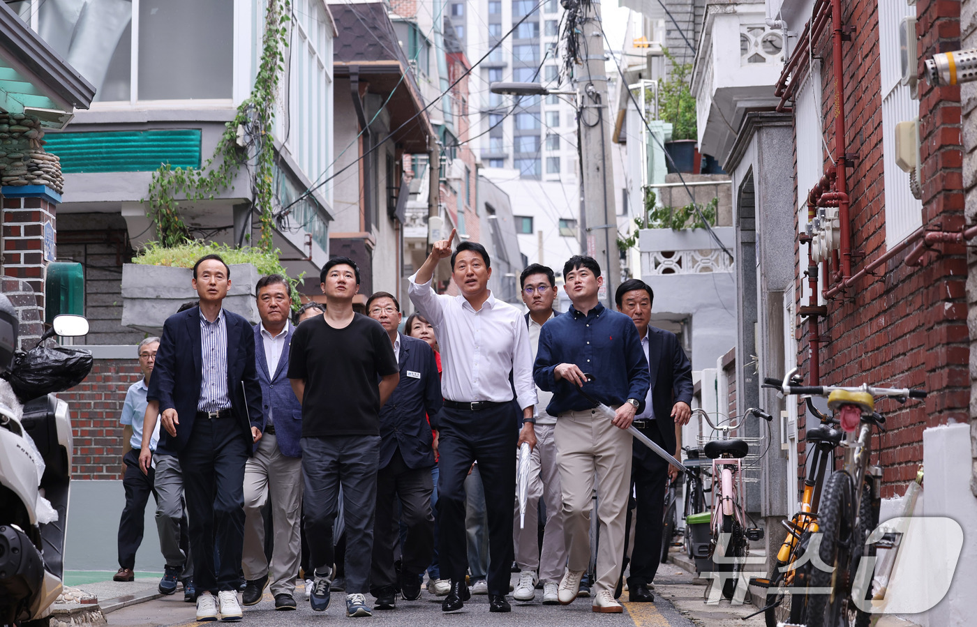 (서울=뉴스1) 박지혜 기자 = 오세훈 서울시장이 14일 서울 광진구 자양4동 신통기획 재개발 대상지를 찾아 현장점검을 하고 있다.이날 오 시장은 신속통합 재개발 지역으로 지정된 …