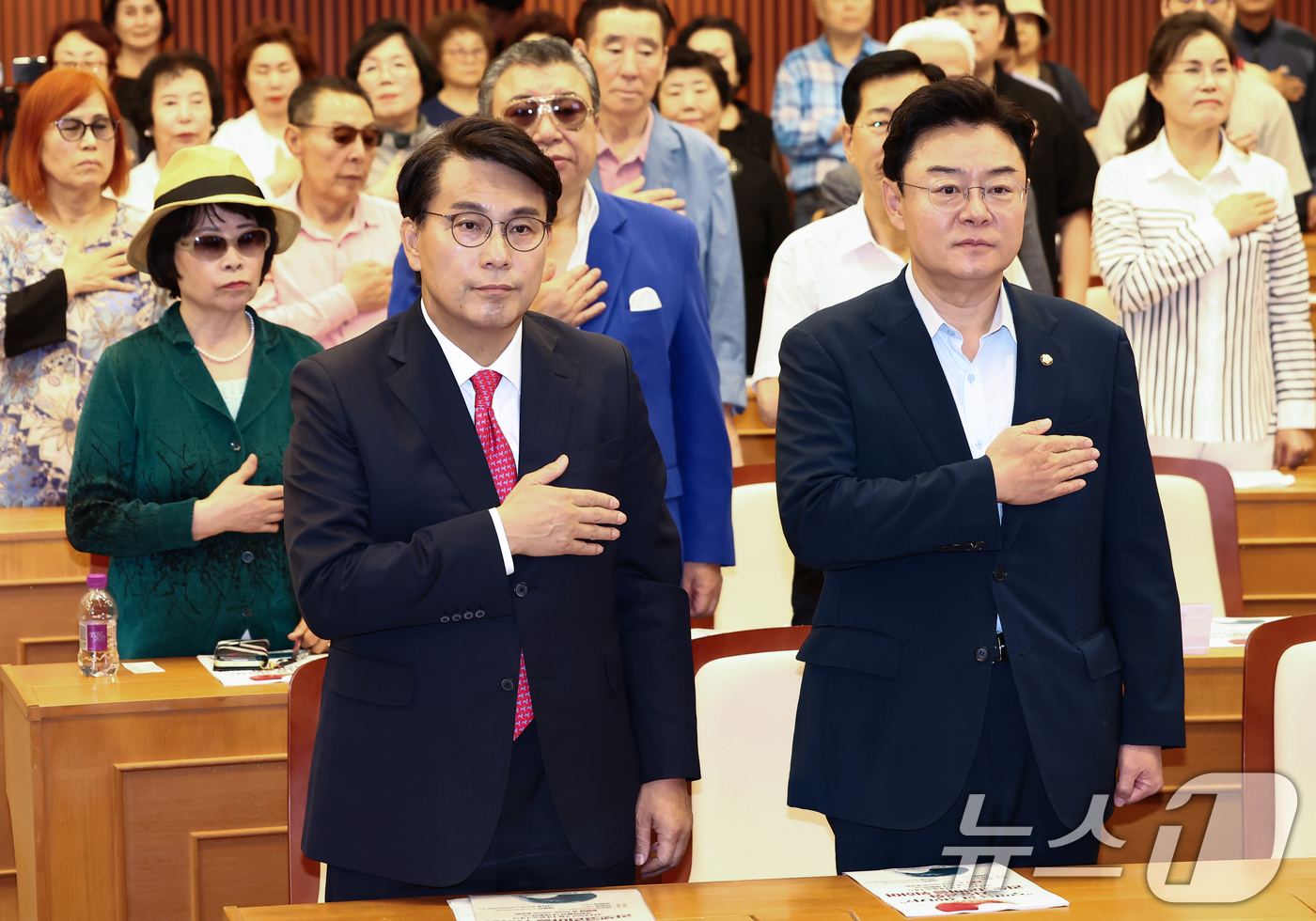 (서울=뉴스1) 김민지 기자 = 윤상현 국민의힘 의원이 14일 서울 여의도 국회박물관에서 긴급토론회 '무엇을 할 것인가? 자유공화 리셋코리아를 위하여'에서 국민의례를 하고 있다. …