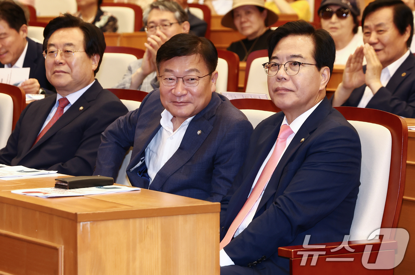 (서울=뉴스1) 김민지 기자 = 송언석 국민의힘 비상대책위원장 겸 원내대표가  14일 서울 여의도 국회박물관에서 윤상현 의원 주최로 열린 긴급토론회 '무엇을 할 것인가? 자유공화 …