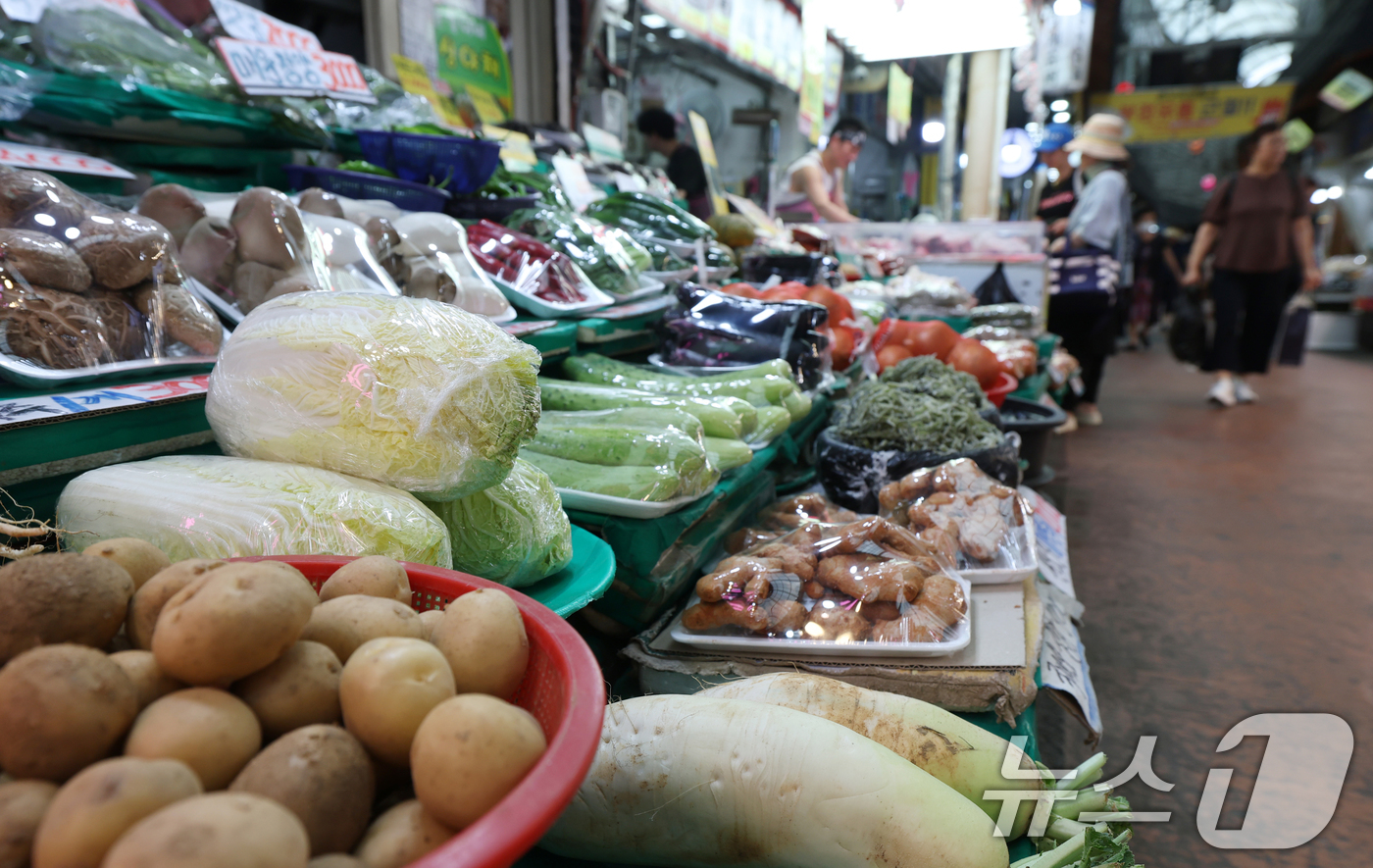 (수원=뉴스1) 김영운 기자 = 역대급 무더위와 이상고온이 작황과 어획량에 영향을 미치며 폭염에 따른 물가 상승을 뜻하는 '히트플레이션(폭염+인플레이션)' 우려가 커지고 있는 가운 …