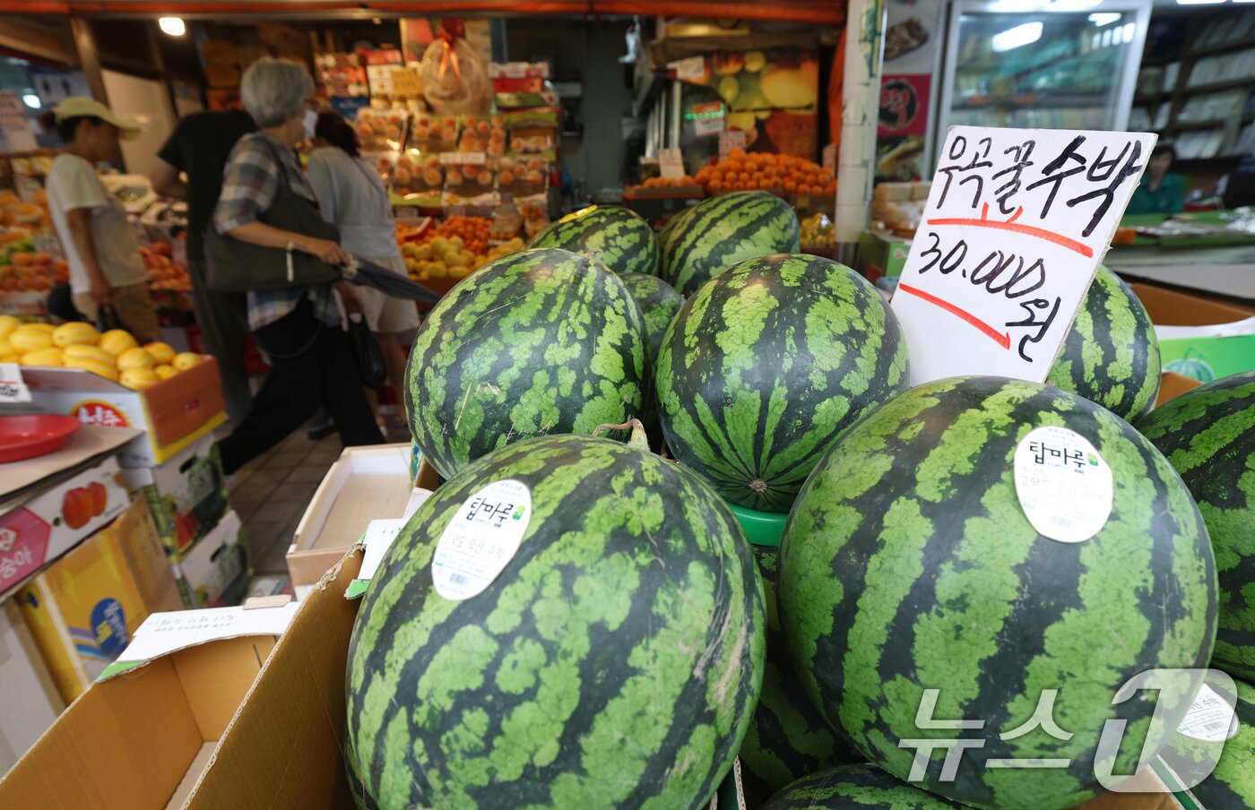 본문 이미지 - 14일 경기 수원시 팔달구 못골시장에 과일이 진열되어 있다. &#40;사진은 기사 내용과 무관함&#41; 2025.7.14/뉴스1 ⓒ News1 김영운 기자