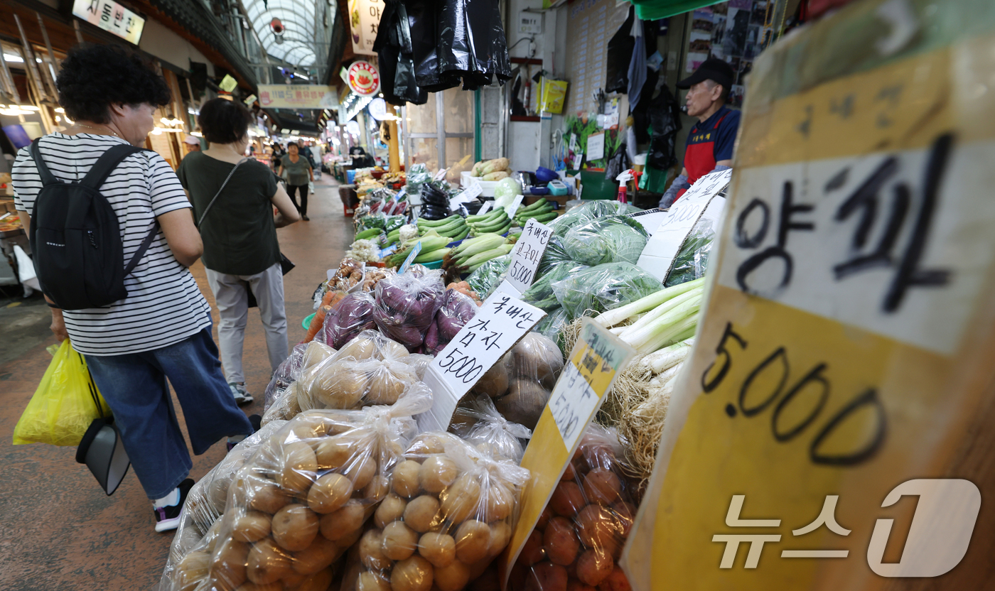 (수원=뉴스1) 김영운 기자 = 역대급 무더위와 이상고온이 작황과 어획량에 영향을 미치며 폭염에 따른 물가 상승을 뜻하는 '히트플레이션(폭염+인플레이션)' 우려가 커지고 있는 가운 …