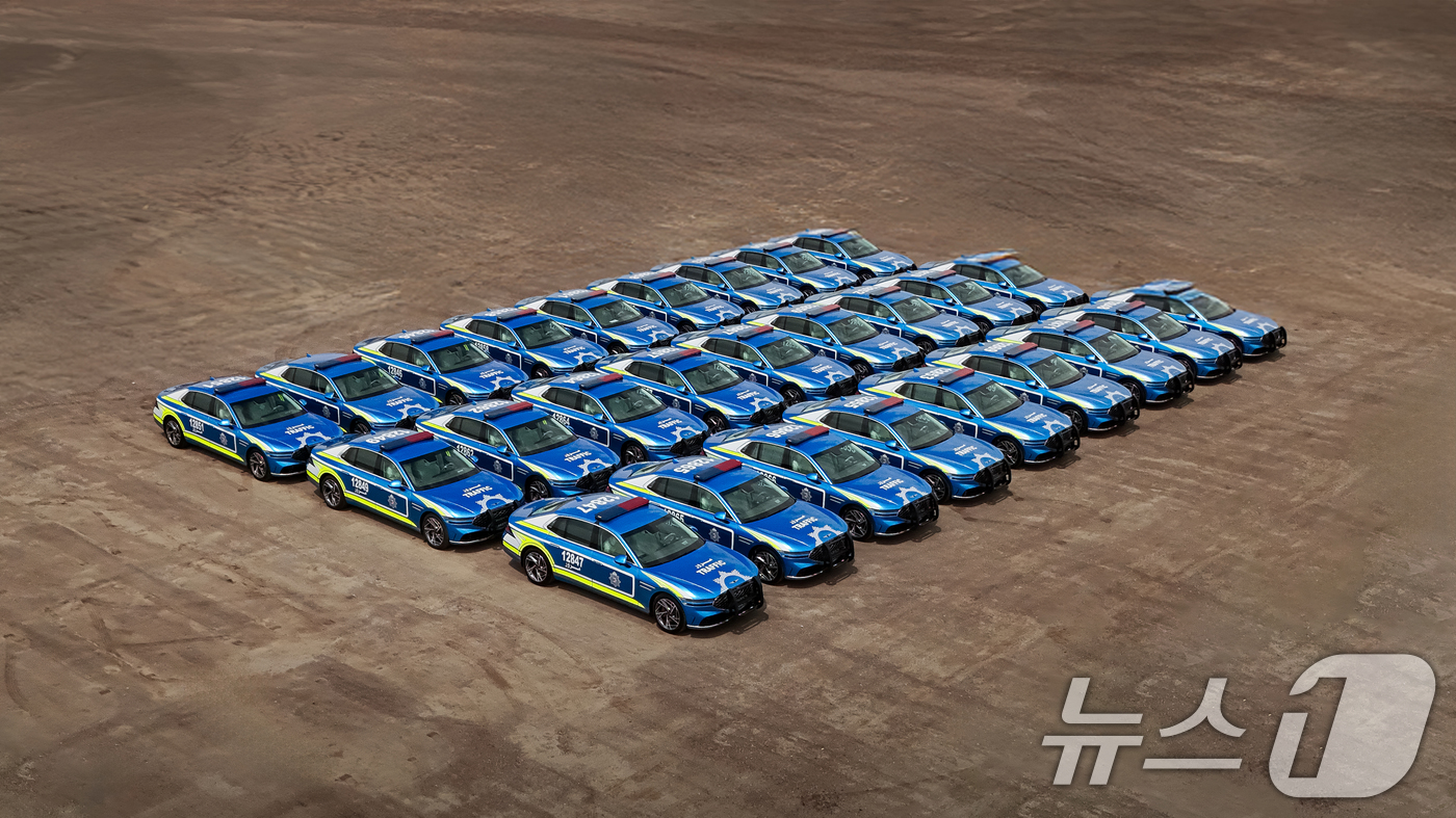 (서울=뉴스1) = 제네시스 브랜드는 플래그십 세단 'G90'가 최근 쿠웨이트 내무부 공식 행사 및 의전 차량으로 선정됐다고 14일 밝혔다.사진은 쿠웨이트 내무부 행사 운영용으로 …