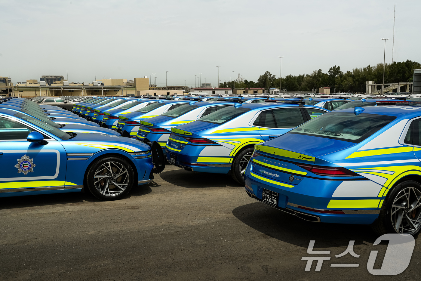 (서울=뉴스1) = 제네시스 브랜드는 플래그십 세단 'G90'가 최근 쿠웨이트 내무부 공식 행사 및 의전 차량으로 선정됐다고 14일 밝혔다.사진은 쿠웨이트 내무부 행사 운영용으로 …