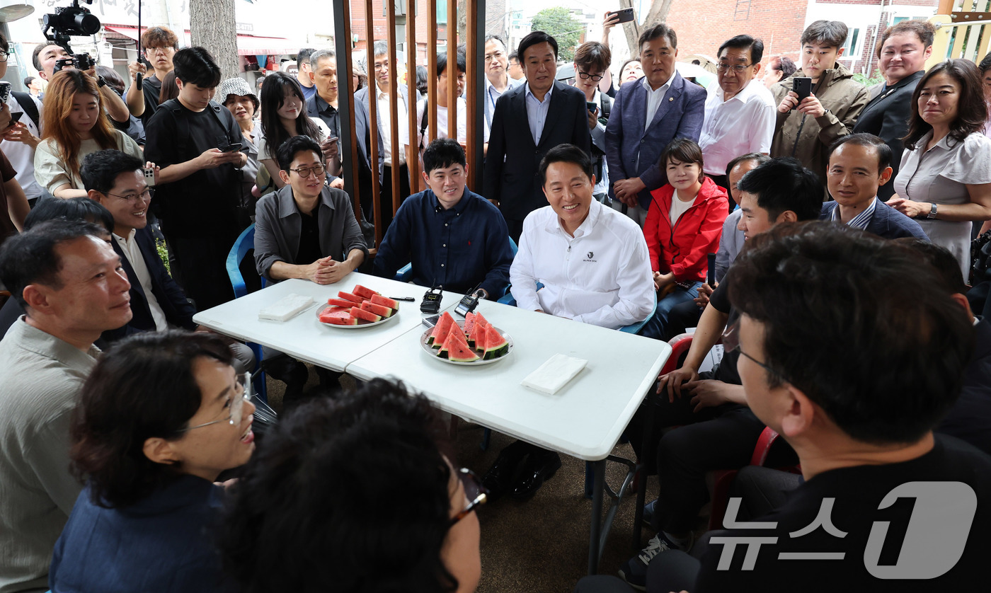 (서울=뉴스1) 박지혜 기자 = 오세훈 서울시장이 14일 서울 광진구 자양4동 신통기획 재개발 현장에서 주민들과 간담회를 갖고 있다.이날 오 시장은 신속통합 재개발 지역으로 지정된 …